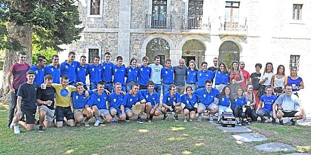 Bidaniako gazteek herriko tabernetatik kalejira egin zuten. 