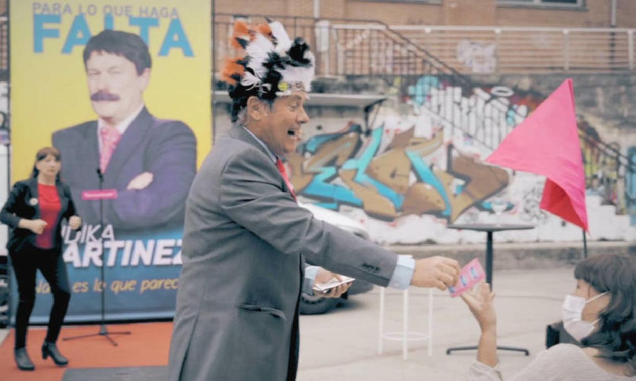 El actor Santi Ugalde interpretando su papel en la obra.