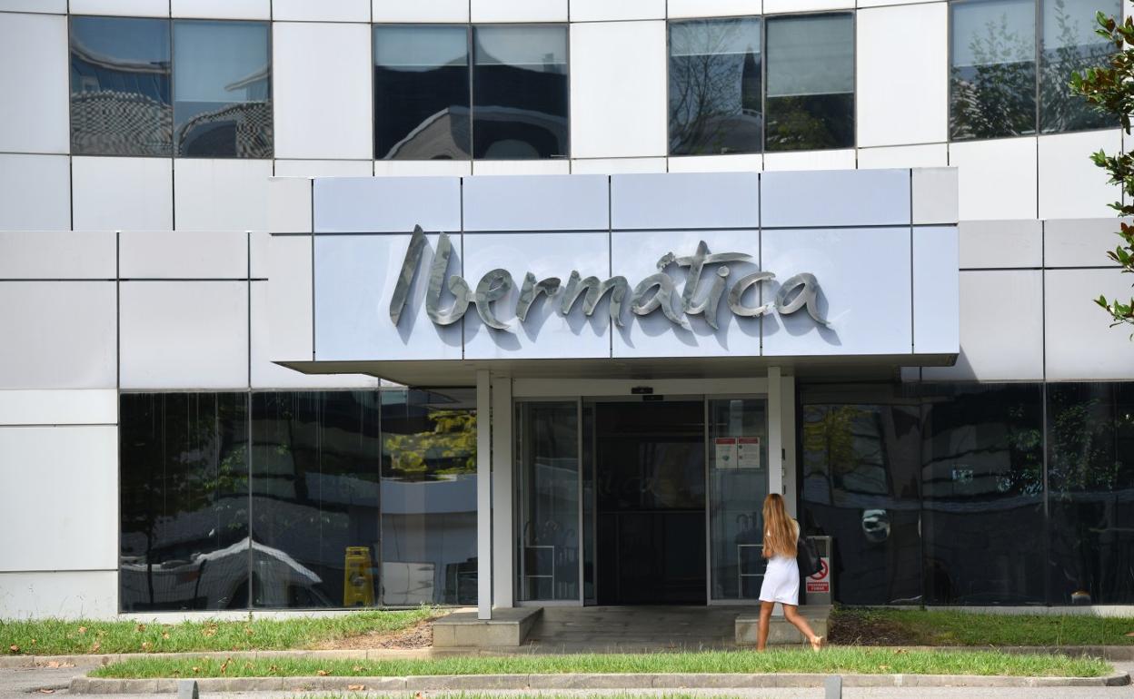 Entrada de trabajadores, ayer en las instalaciones de Ibermática en el parque tecnológico de Miramón. 