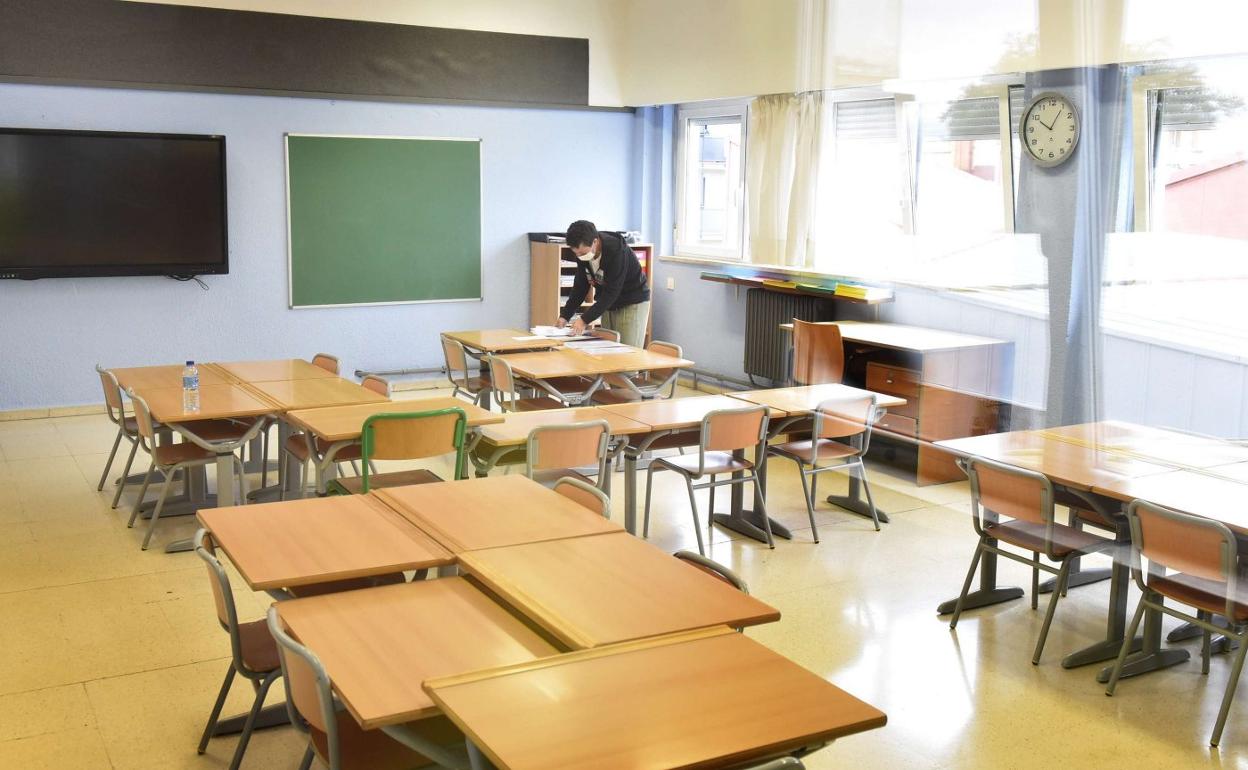 Un profesor prepara el material que repartirá en clase en una imagen del pasado curso. 