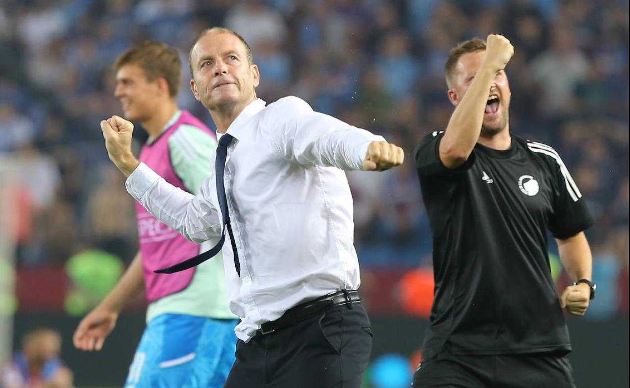 Jess Thorup celebra la clasificación del Copenhage para la fase de grupos de la Europa League. 