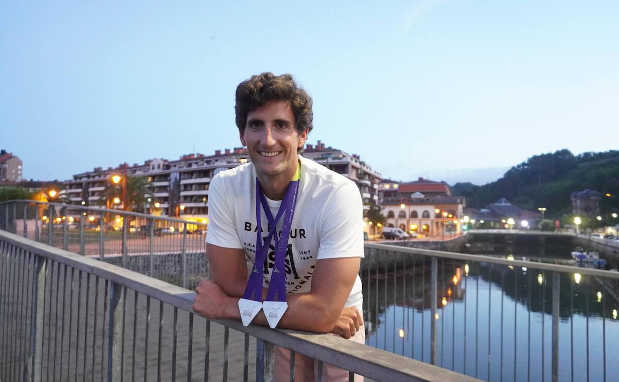 Iñigo Peña ayer en Zumaia con sus dos medallas de plata al cuello. 