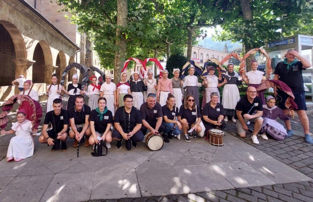 Goiz eresian parte hartu zuten Zegamako Txistu Taldeko kideek eta umeek.