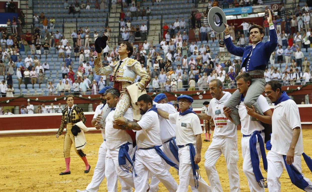 Andrés Roca Rey y Hermoso de Mendoza, a hombros. 