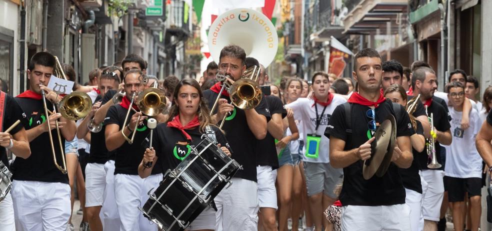 Mauxitxa Txaranga guíaa una marea de jóvenesy no tan jóvenes por lascalles de Elgoibar. 