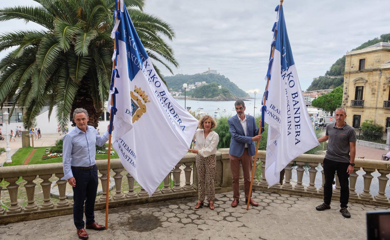 José Miguel Ayerza (ADEGI), Edurne Egaña (EKP), Eneko Goia (alcalde de San Sebastián) y Haritz Alberdi (alcalde de Getaria) posan junto a las Banderas de La Concha. 