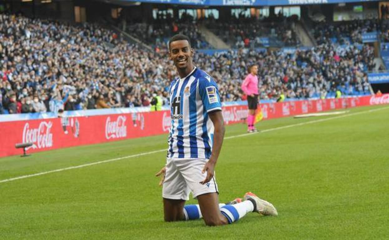 Alexander Isak, celebrando un gol en el Reale Arena.
