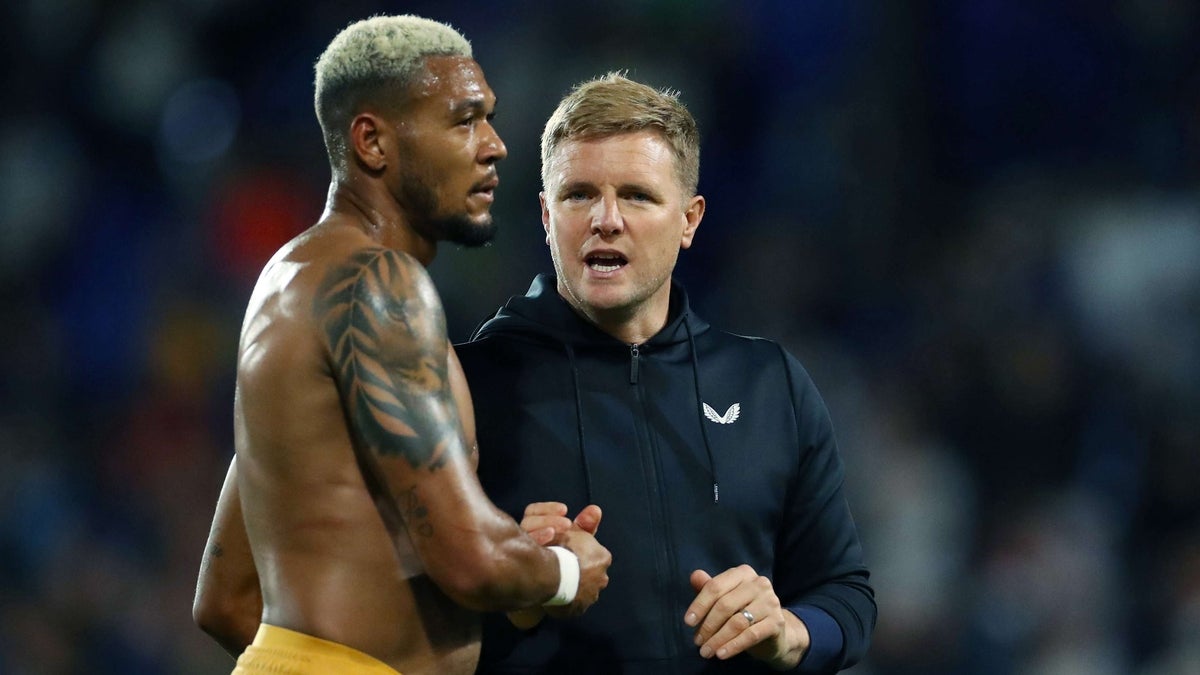 La sonrisa cómplice del entrenador del Newcastle: «¿Isak? No tengo ni idea»