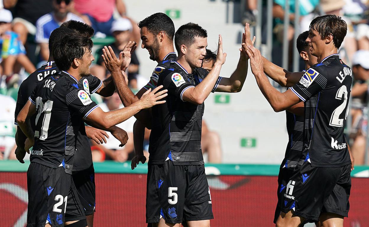 Los jugadores de la Real celebran el tanto de Brais. 