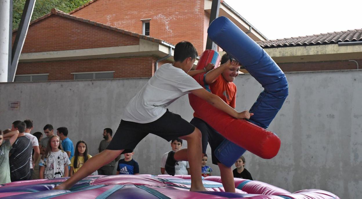 Gaztetxoek ederki pasa zuten egun guztian jolasean. 