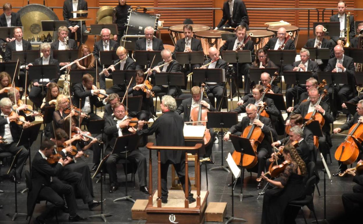 La Orquesta Filarmónica Checa, dirigida por Semyon Bychkov, cautivó este viernes al público presente en el Kursaal. 