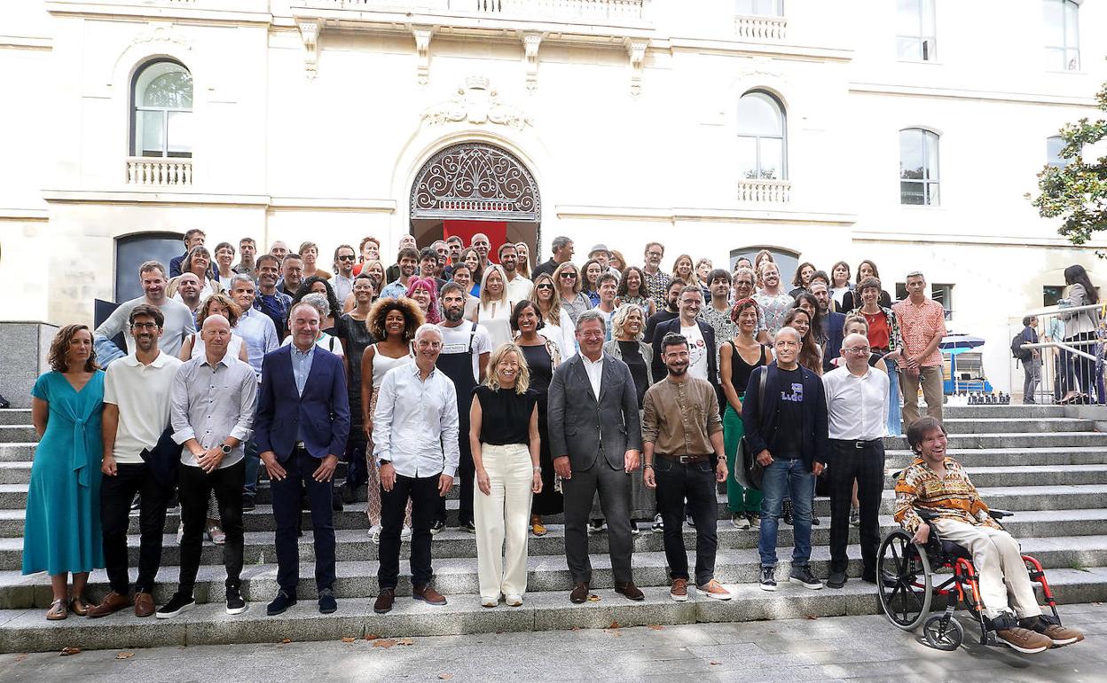 Los asistentes a la presentación de las películas vascas que toman parte en el Zinemaldia posaron junto a los representantes institucionales. 