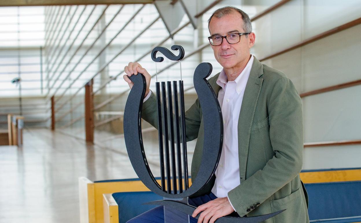 Patrick Alfaya posa en el Kursaal tras realizar el balance de la 83 edición de la Quincena Musical. 