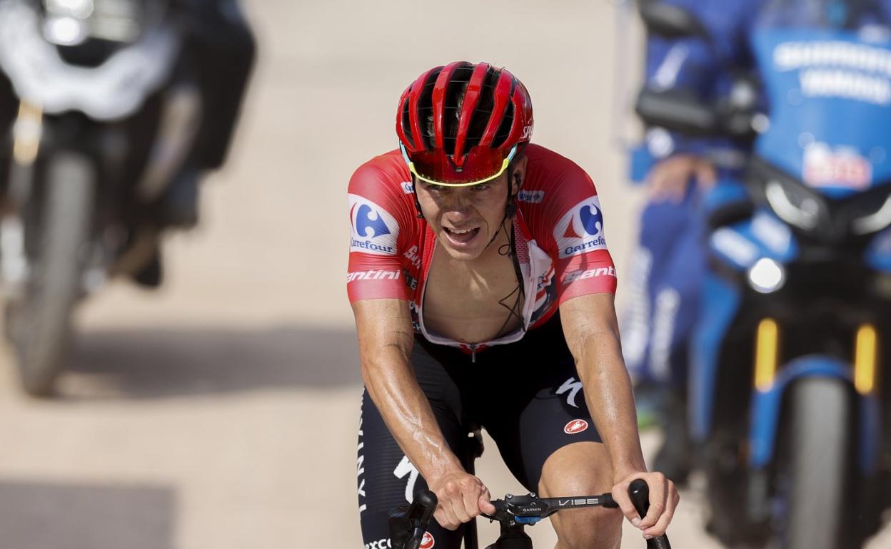 Remco Evenepoel llega exhausto, pero el primero entre los ciclistas de la general, a la meta de la subida a Praeres. 