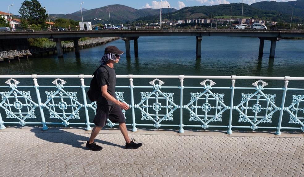 Imanol Espinazo recorre el puenteAvenida de Irun, mientras la Policía francesa, al fondo, mantiene sus controles en el de Santiago. 
