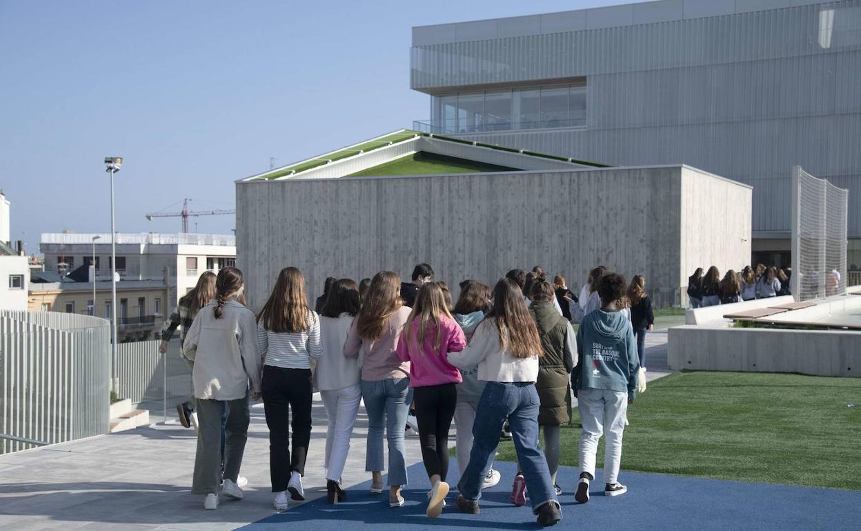 Un grupo de niños en el recreo de Marianistas, en Donostia. 