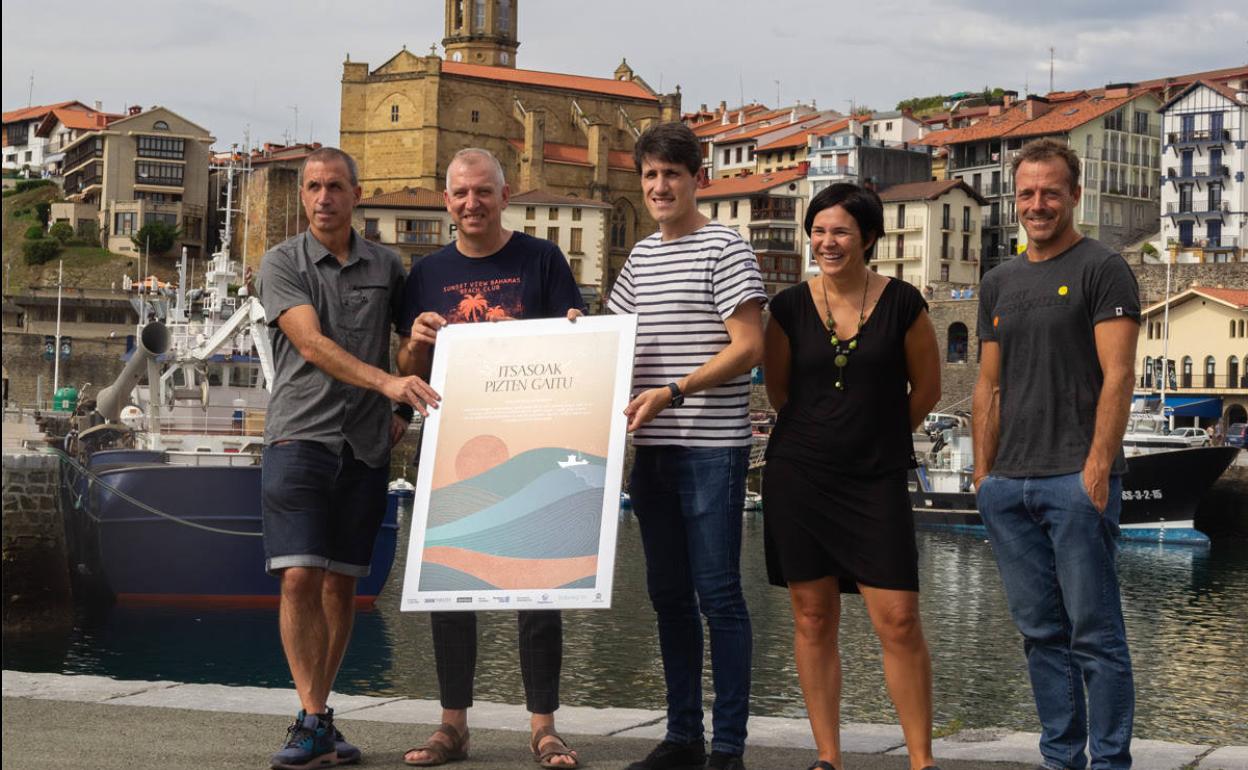 Haritz Alberdi (Getariako alkatea), Fernando Saenz de Ugarte (Dantzaz-eko zuzendaria), Beñat Gereka (dokumentalaren zuzendaria), Gurutze Izagirre (Kazetaria) eta Ion Irurtzun (Elkano Fundazioko zuzendaria). 