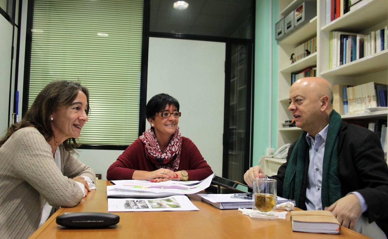Marisol Garmendia y Odón Elorza, en una reunión con la alcaldesa de Pasaia.