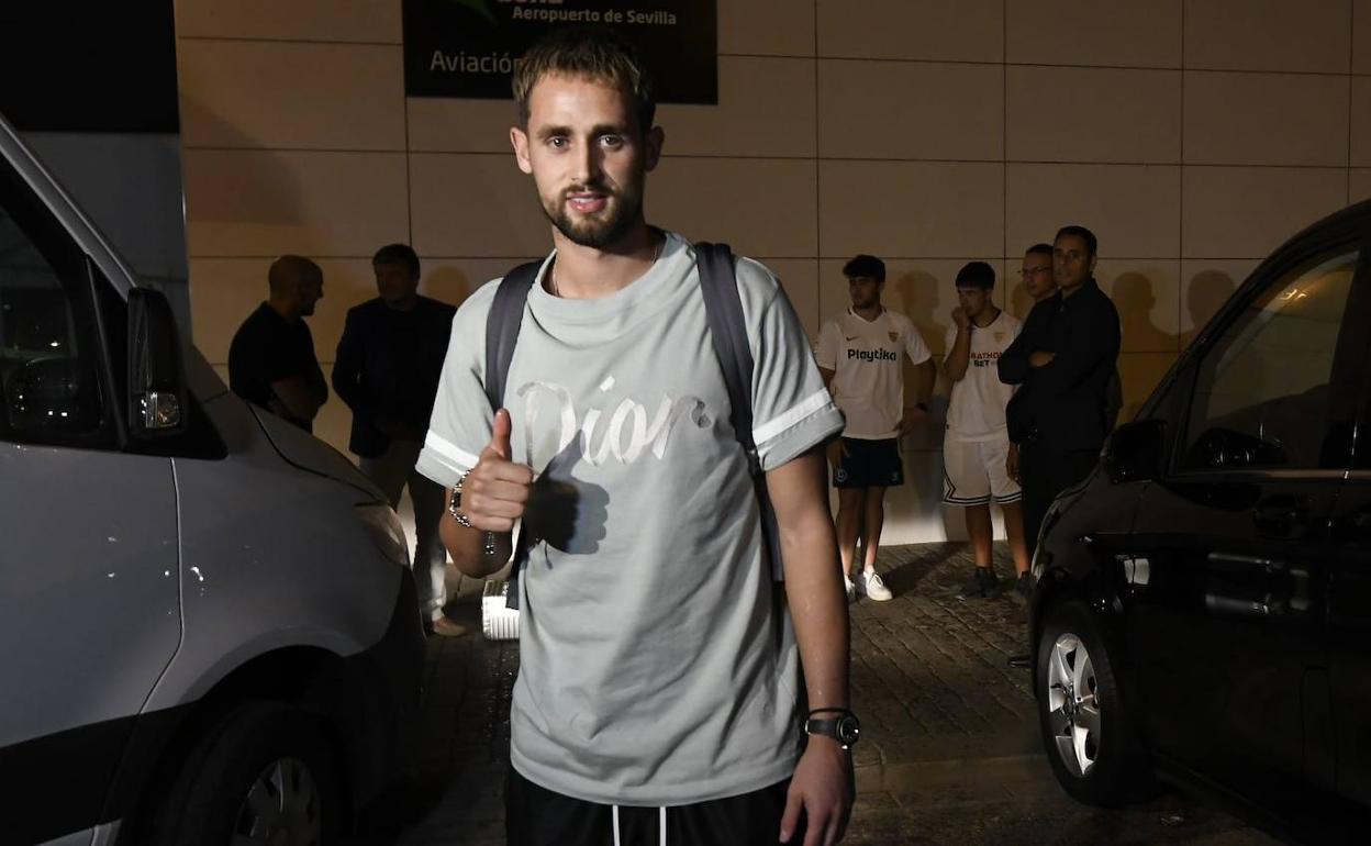 Adnan Januzaj a su llegada al aeropuerto de Sevilla