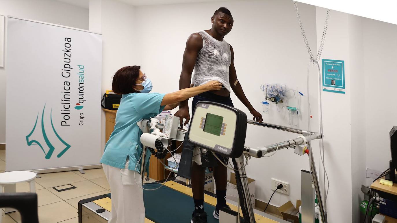 Fotos: Repasa la llegada de Umar Sadiq a la Real Sociedad en imágenes