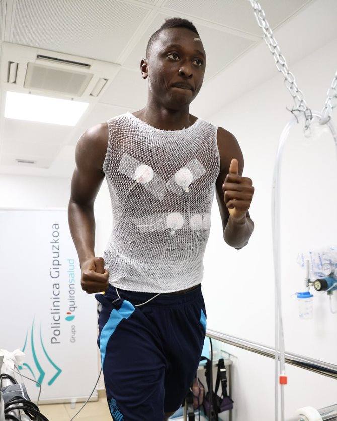 Fotos: Repasa la llegada de Umar Sadiq a la Real Sociedad en imágenes