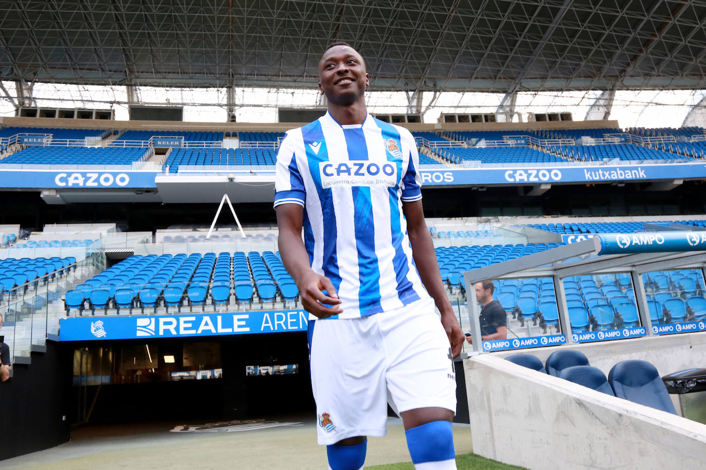 Fotos: Repasa la llegada de Umar Sadiq a la Real Sociedad en imágenes