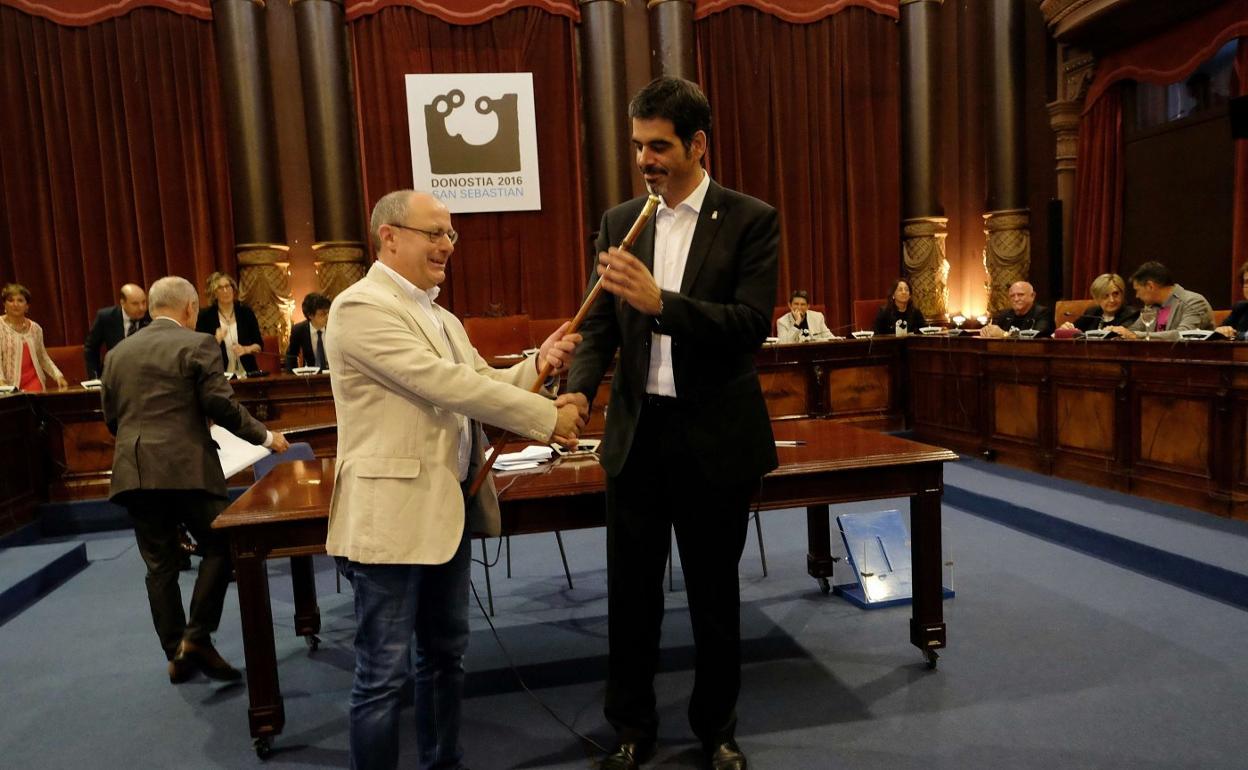 Juan Karlos Izagirre (EH Bildu) entrega el bastón de mando de alcalde al jeltzale Eneko Goia en 2015. 