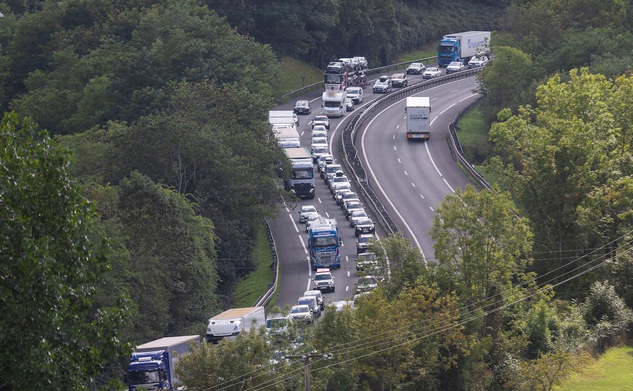 Una de las colas kilométricas generadas en la AP-8 en Irun en los últimos días.