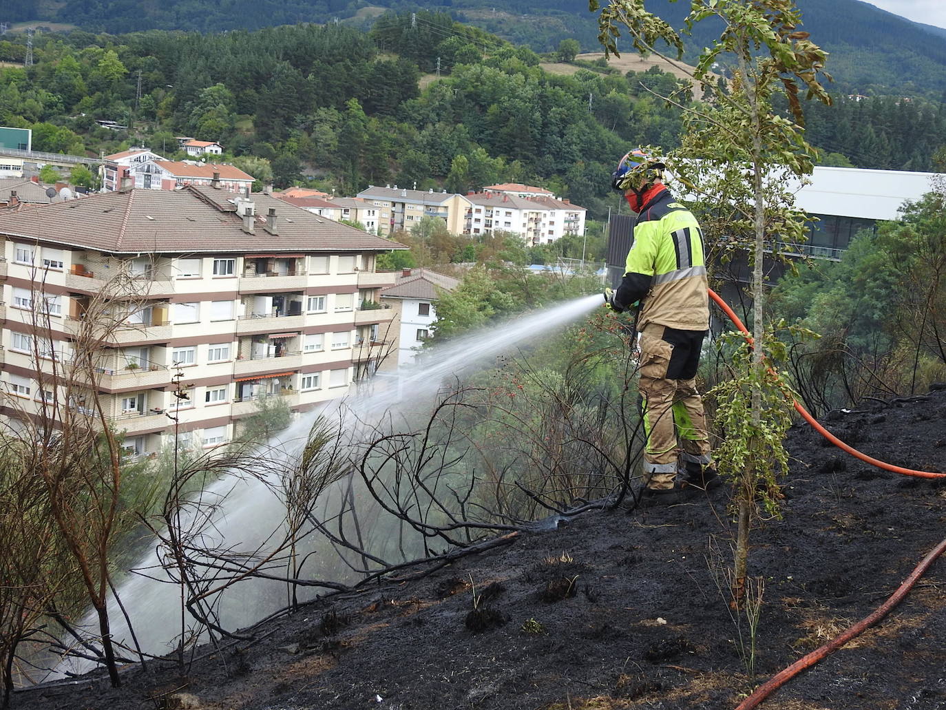Fotos: Imágenes del incendio en el barrio de Txarapea