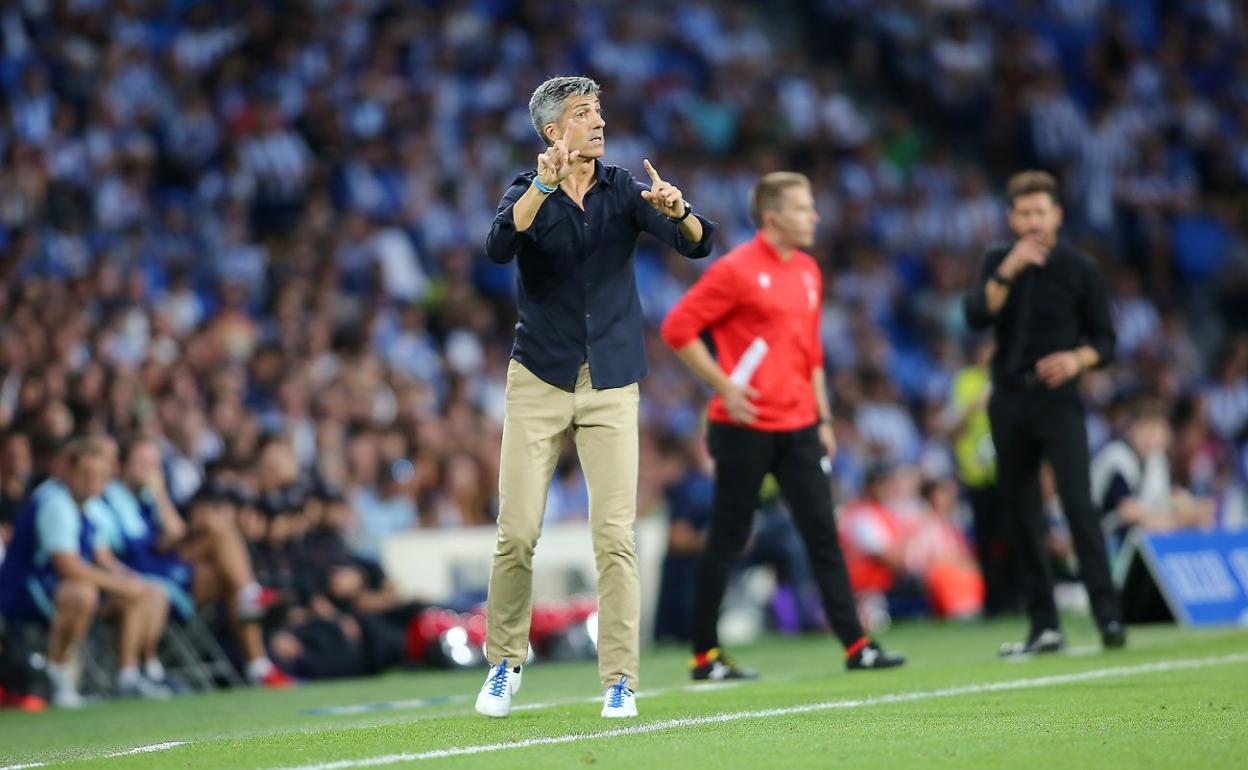 Imanol realiza una indicación durante el partido de ayer ante el Atlético. 