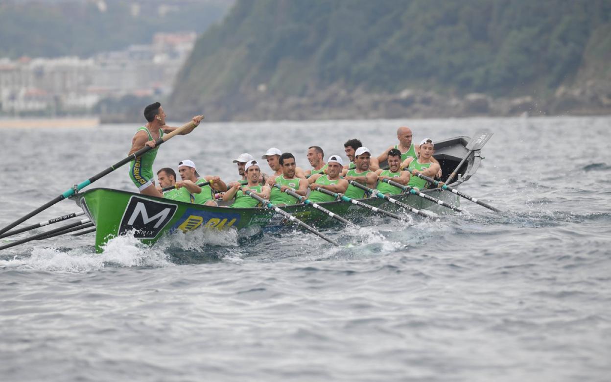 El bote masculino de Hondarribia a la salida de la ciaboga el miércoles en la clasificatoria. 