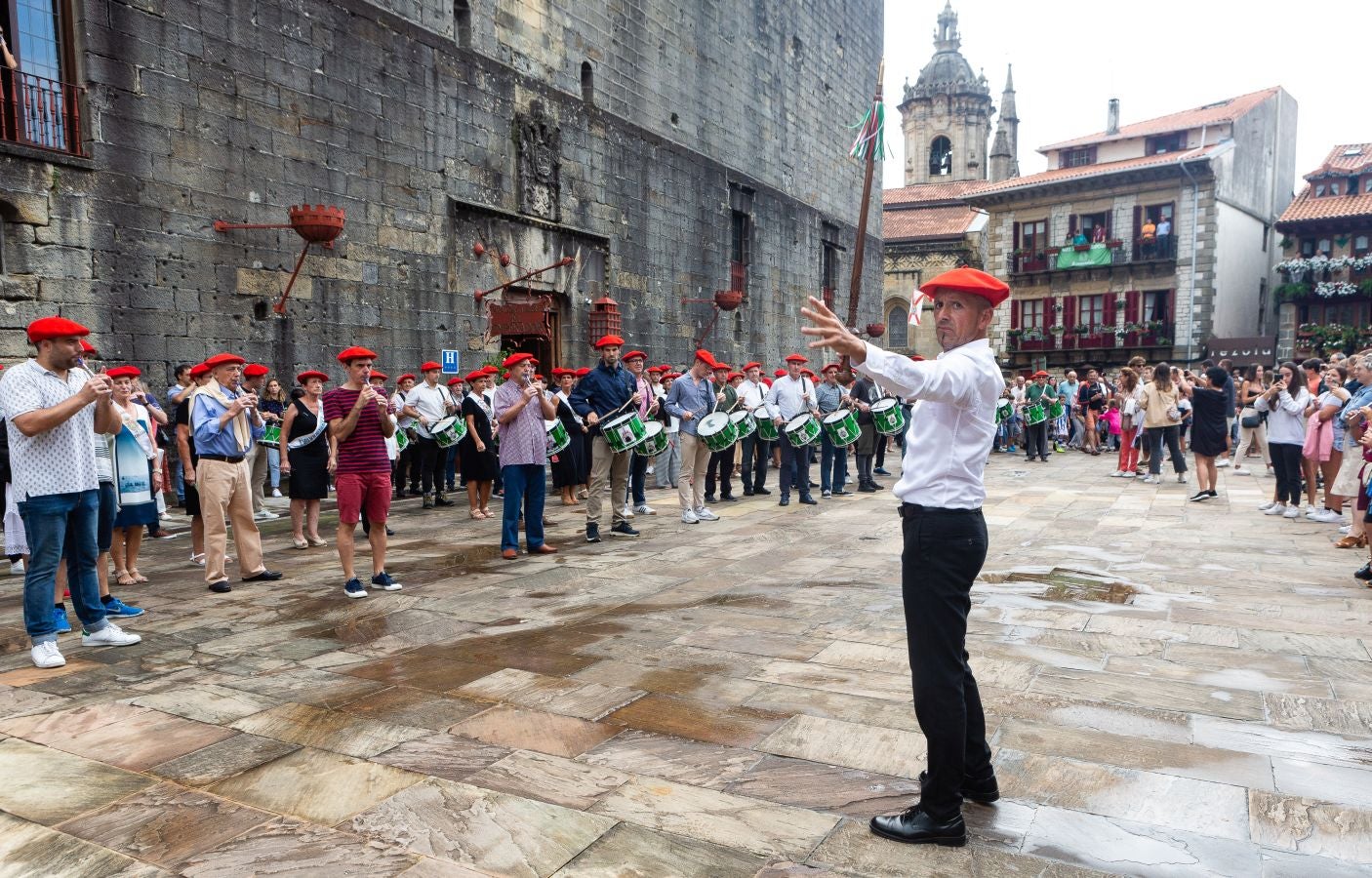 Fotos: Tanborrada celebró el centenario de su fundación con una emotiva jornada