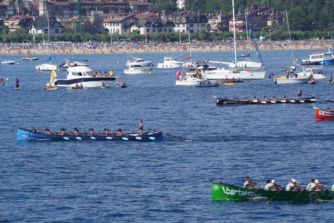 Fotos: Las regatas femeninas de La Concha, en imágenes