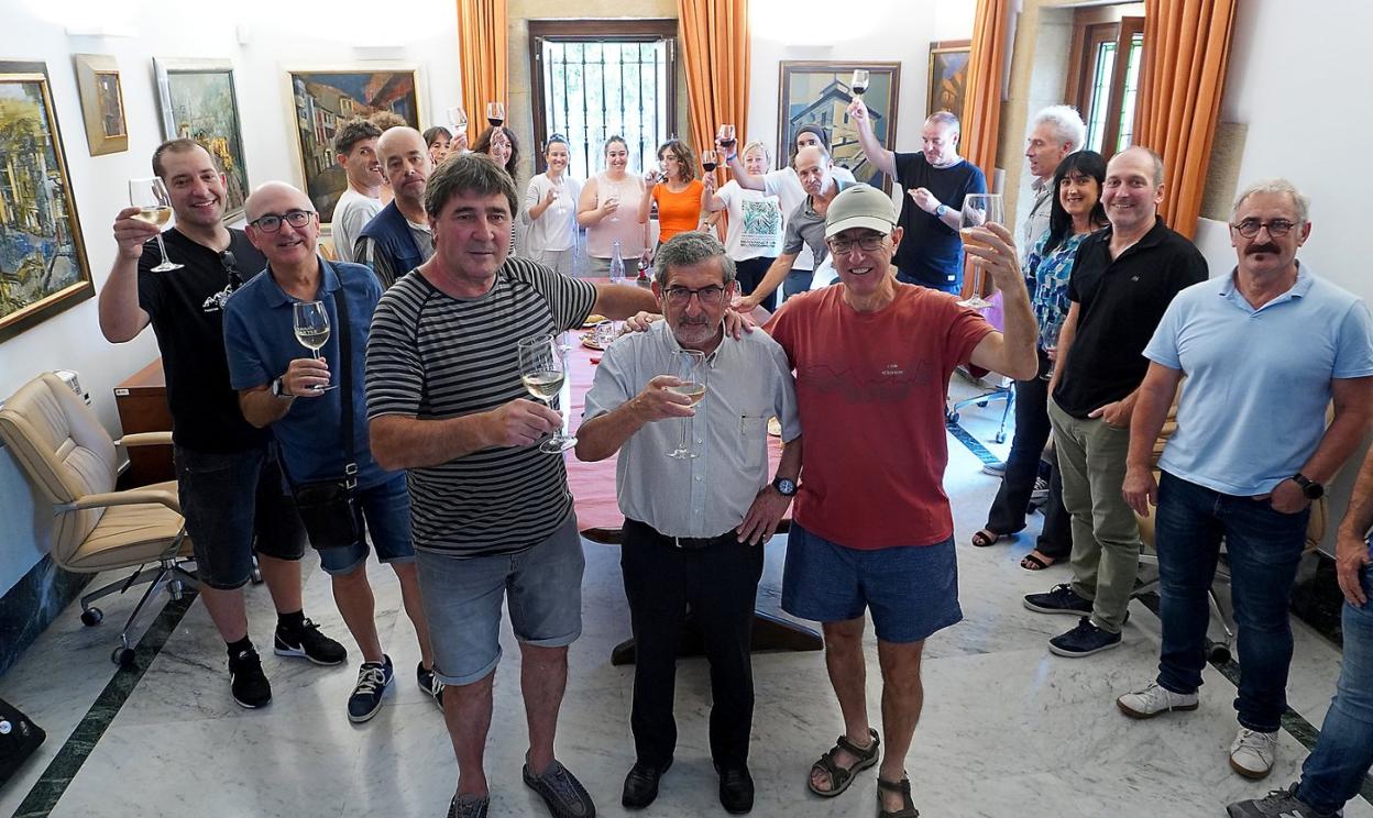 Estanis Karrere brinda junto a los trabajadores municipales durante el homenaje que le hicieron en el salón de plenos. 