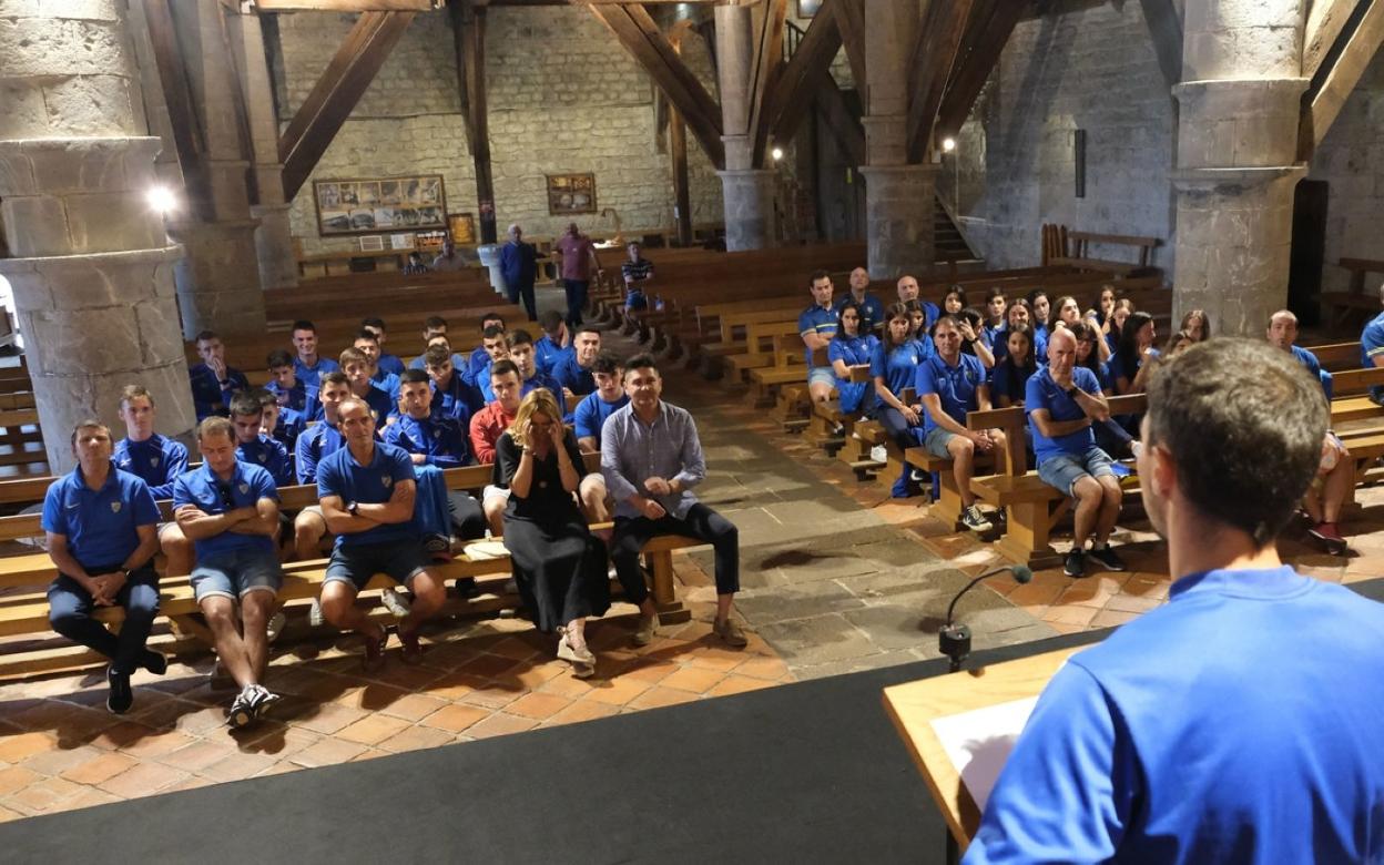 El capitán del primer equipo masculino, Jon Viedma, se dirige a los presentes en la ermita. 