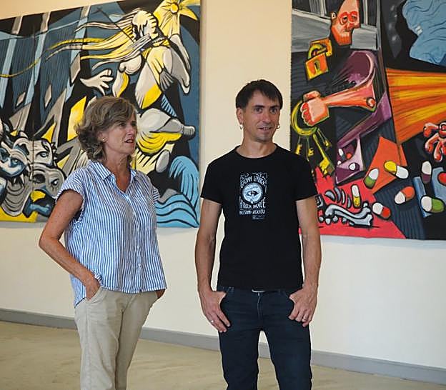 La concejala de cultura Marina Bidasoro junto a If Matxikote. 