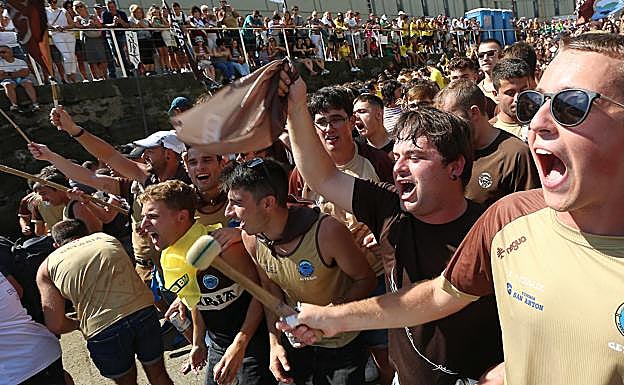 Aficionados de Getaria en el muelle donostiarra