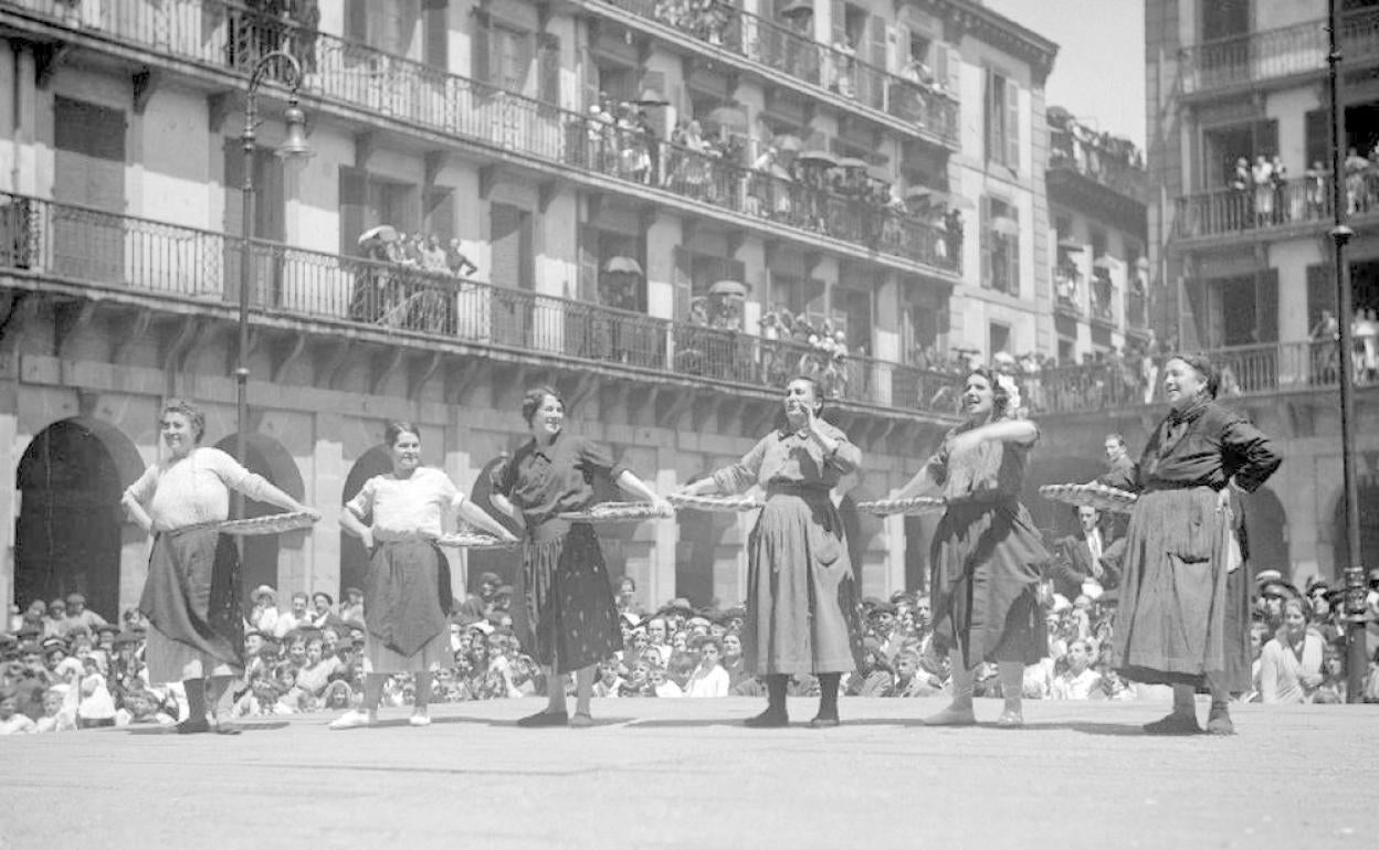 Concurso de pregoneras en la plaza de la Constitución de Donostia. 