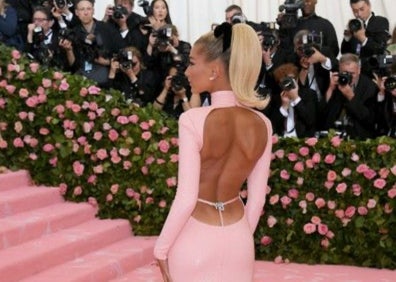 Imagen secundaria 1 - Hailey Bieber en la Met Gala 2019.