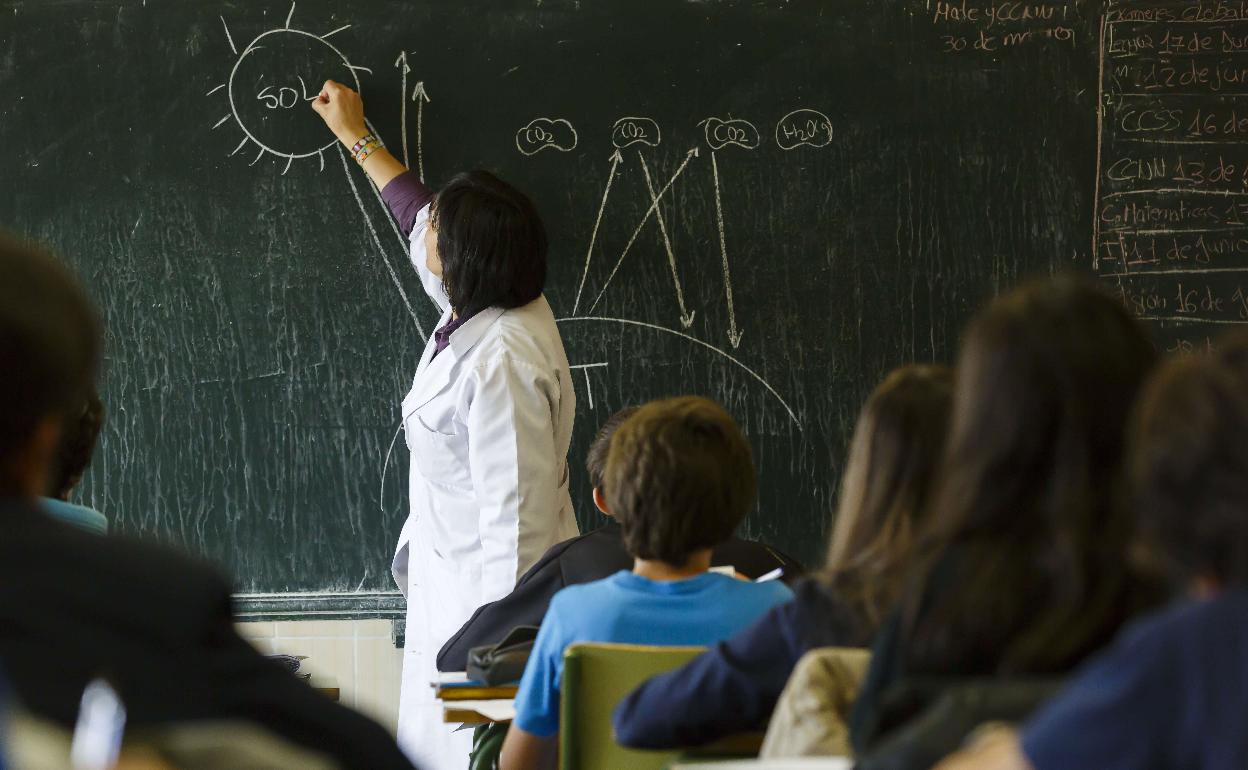 Profesora enseñando Ciencias de la Naturaleza.