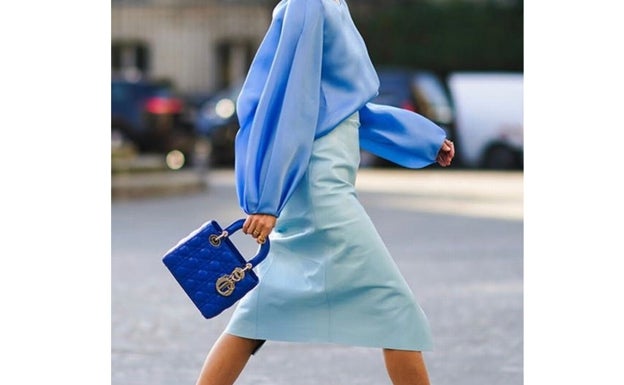 'Total blue' con bolso Dior en azul klein. 