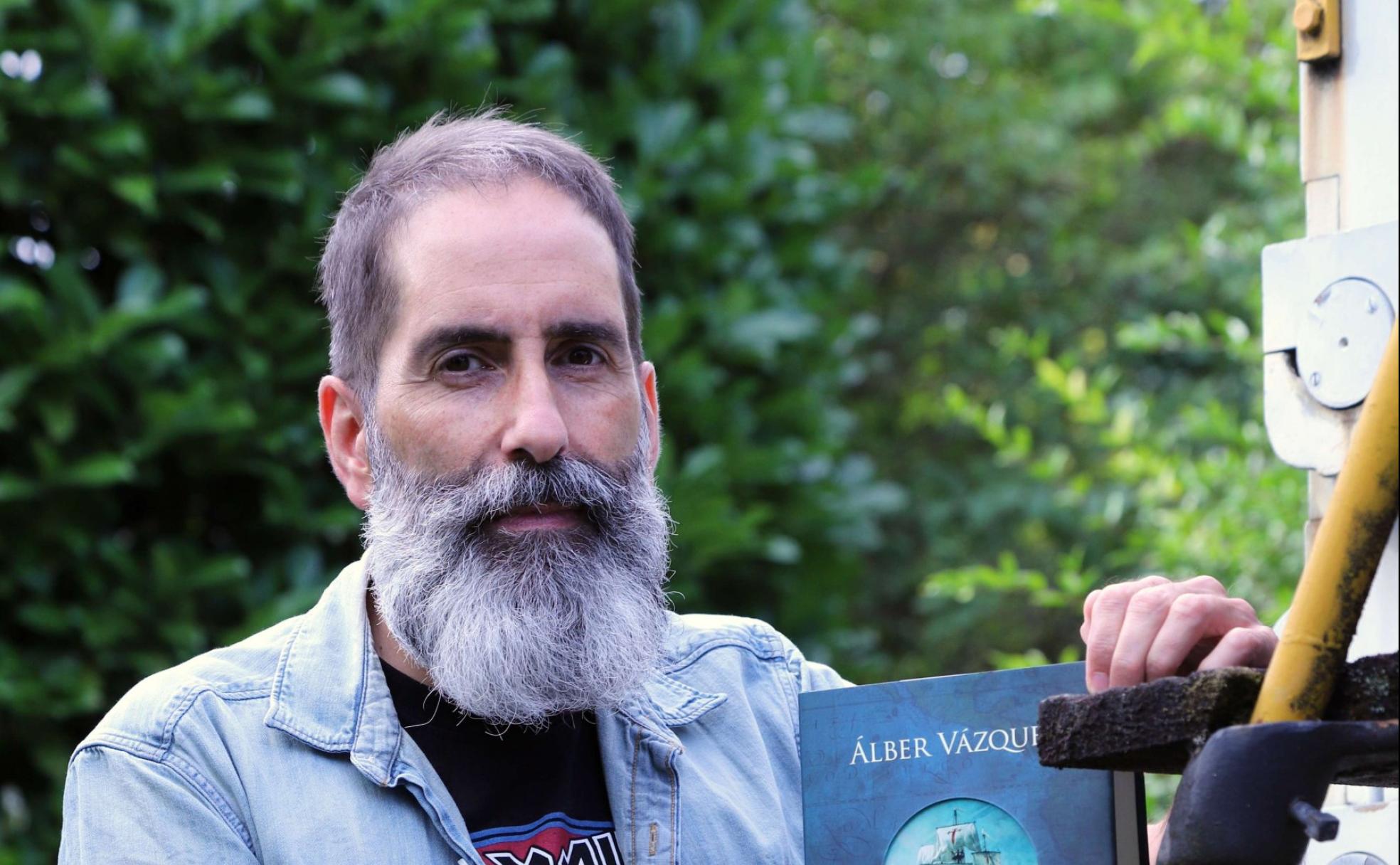 La aventura. El escritor Álber Vázquez, junto a un ejemplar de su novela 'Poniente'. 