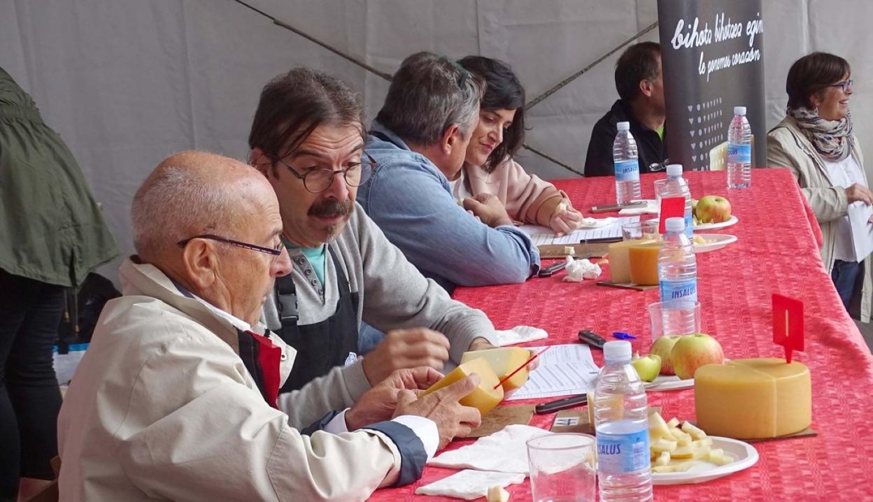 Miembros del consejo regulador del Idiazabal durante la evaluación de los quesos. 