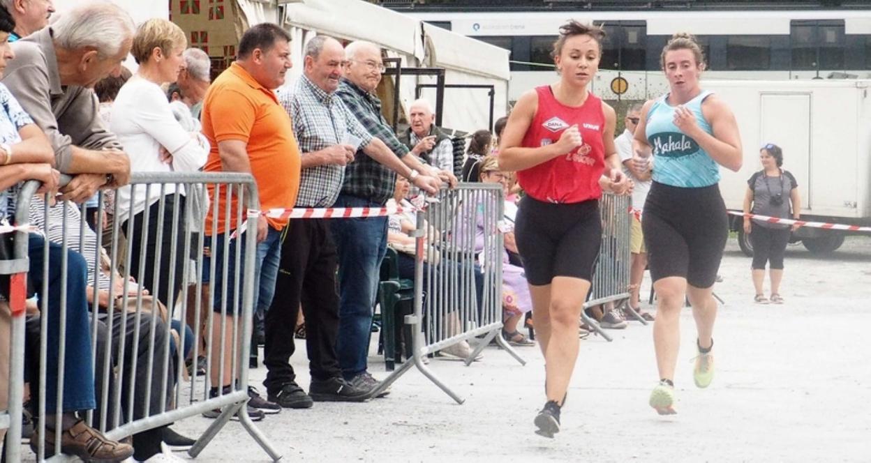 Uxue Ansorregi y Karmele Gisasola en pleno desafío. 
