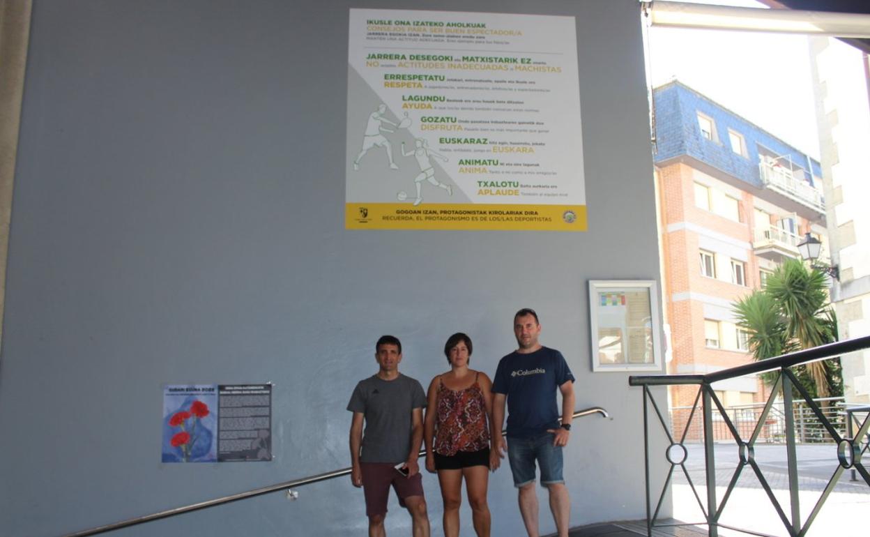 Mikel Arostegi, Ione Olatziregi y Jon Goiburu junto al panel que el Ayuntamiento ha colocado en el frontón Txomiñenea. 