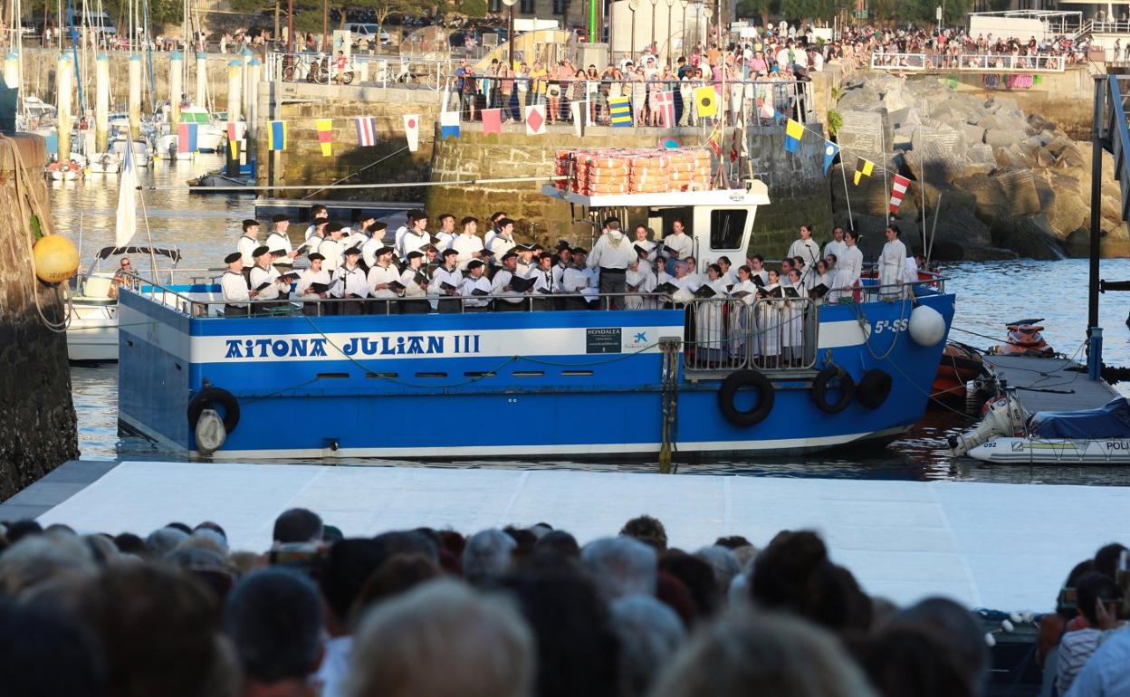 El Coro Easo cantó a noche desde el singular escenario del barco 'Aitona Julian III'. 