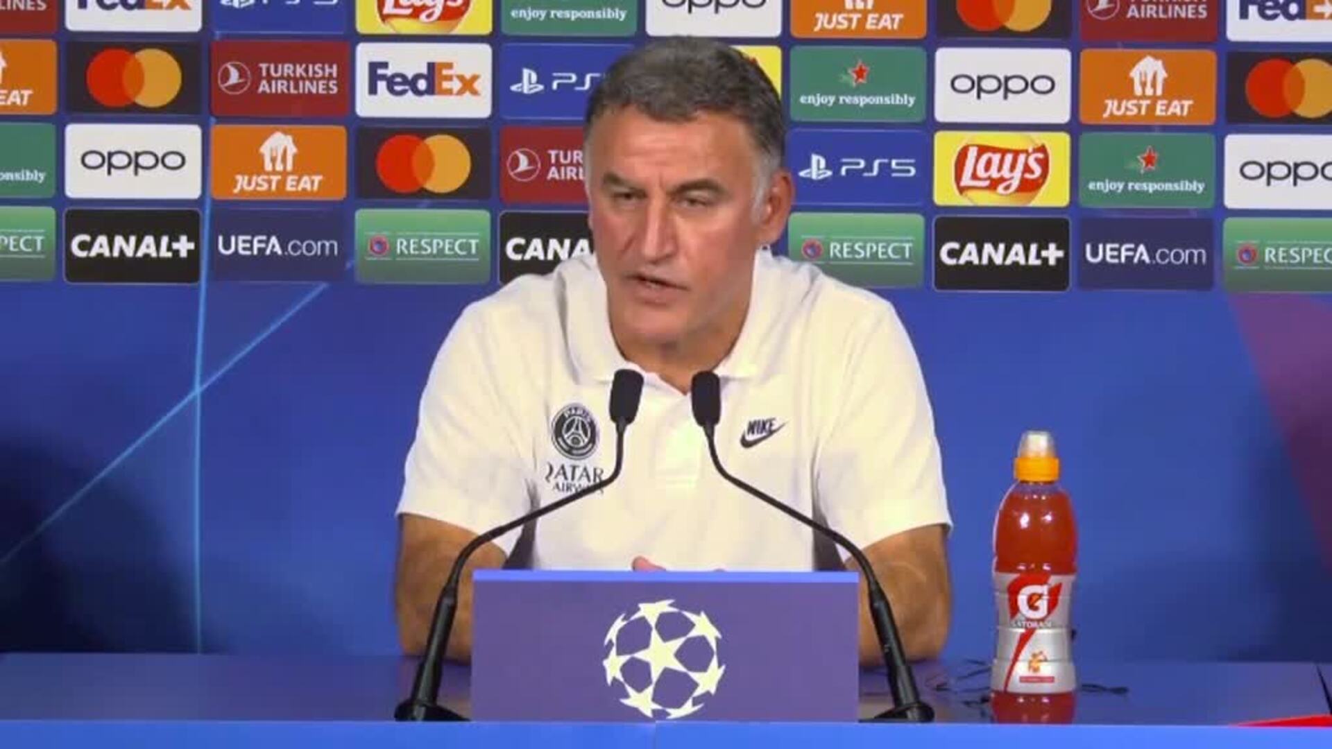 Críticas a Mbappé por reírse de una pregunta sobre los viajes del PSG