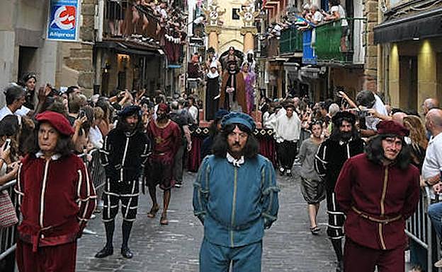 Elcano, por las calles de Getaria.