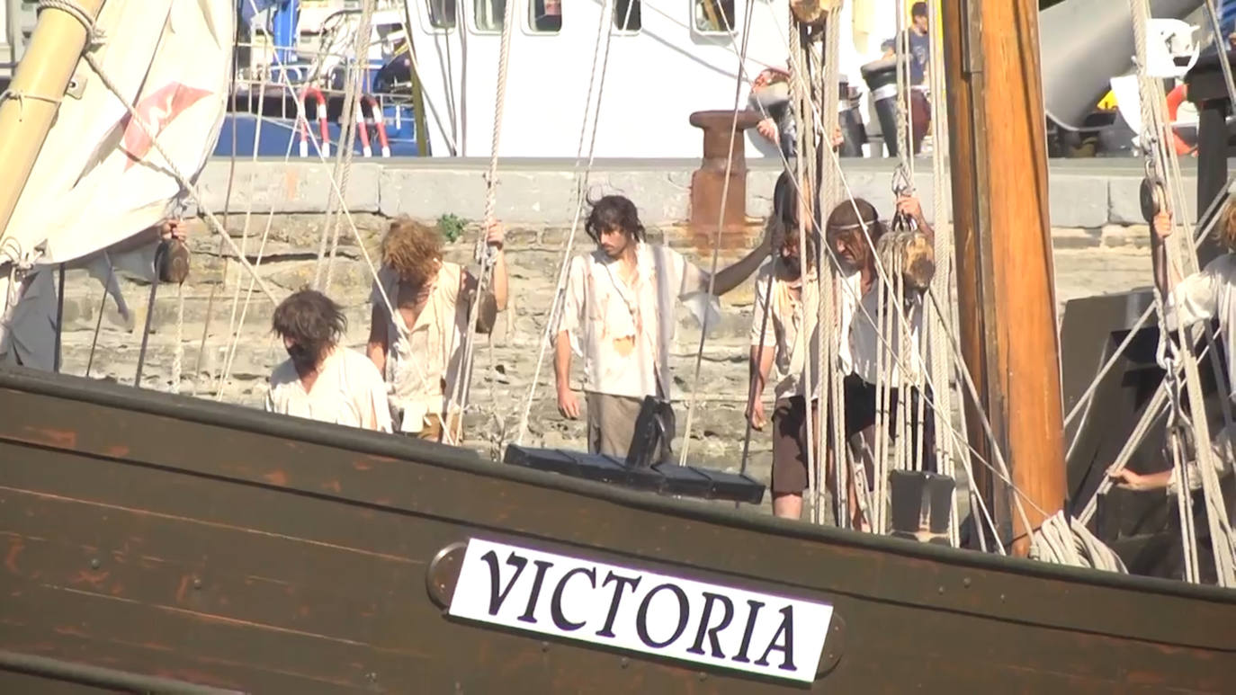 El momento de la ceremonia en el que la nao Victoria llega al puerto de Getaria.