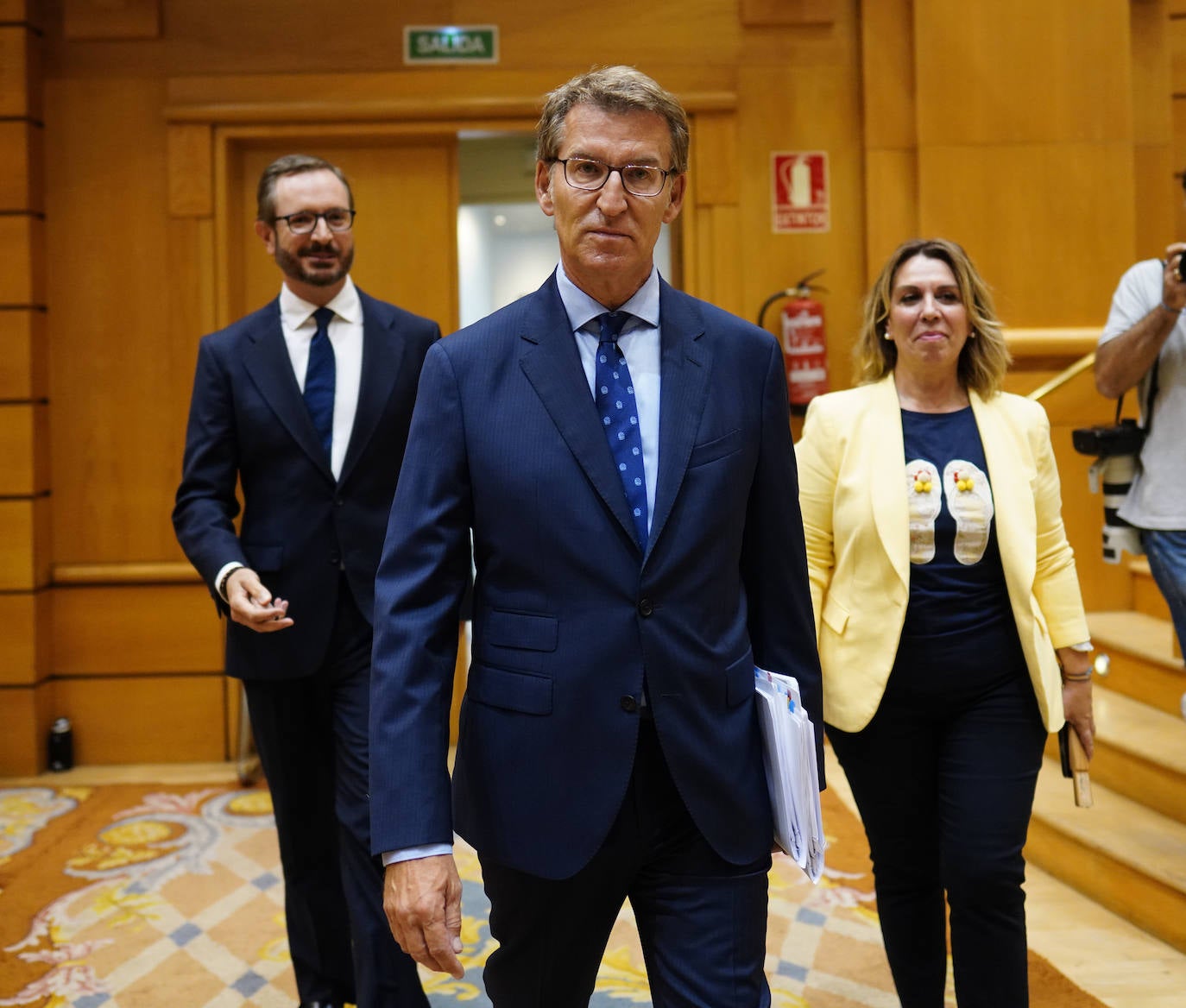 El presidente del Partido Popular, Alberto Núñez Feijóo, a su llegada al pleno del Senado.